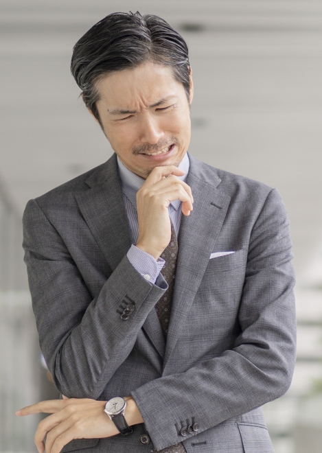 考えている男性の写真